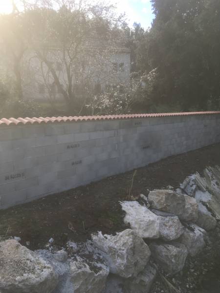 Exemple de chantier de maçonnerie pour réalisation d'un mur de clôture près de Martigues