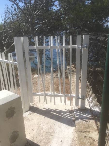 Pose d'un portillon dans une résidence à Carry le Rouet pour sécurisation et accès  aux bords de mer
