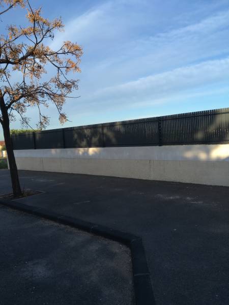 Une manière efficace de se protéger du regard : exemple d'une clôture en panneaux soudés avec brise-vue en plastique près de Marignane