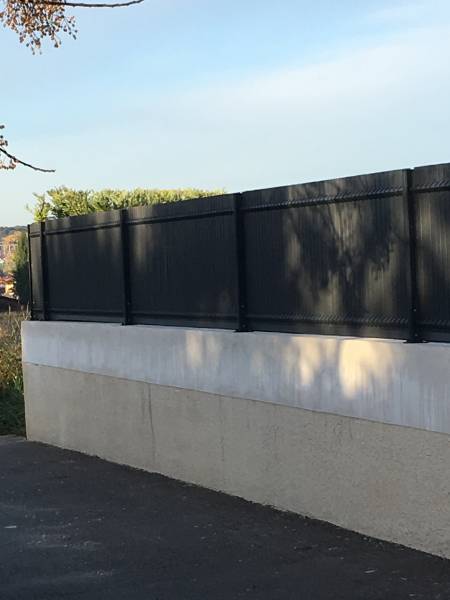 Illustration d'une clôture en panneaux soudés avec brise vue plastique chez un particlier près de Vitrolles