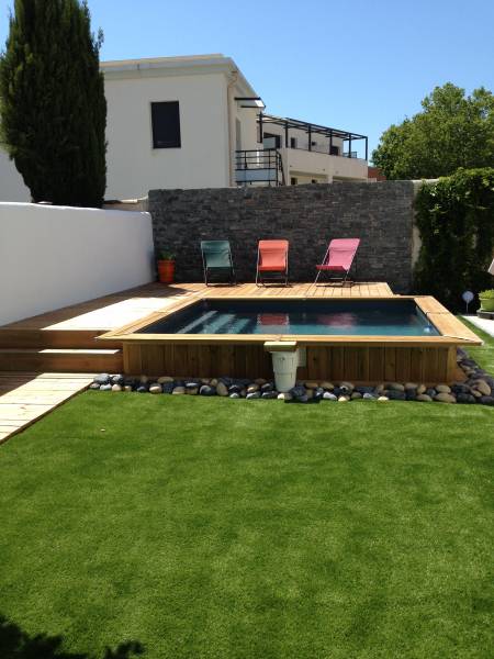 Création d'un jardin avec pose de gazon synthétique et pisicne hors sol dans une maison près de Marignane