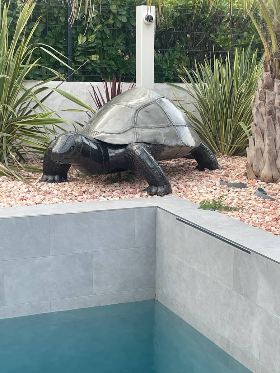 Projet d'aménagement de jardin près de Carry Le Rouet avec installation d'une sculpture de tortue en acier vernis.