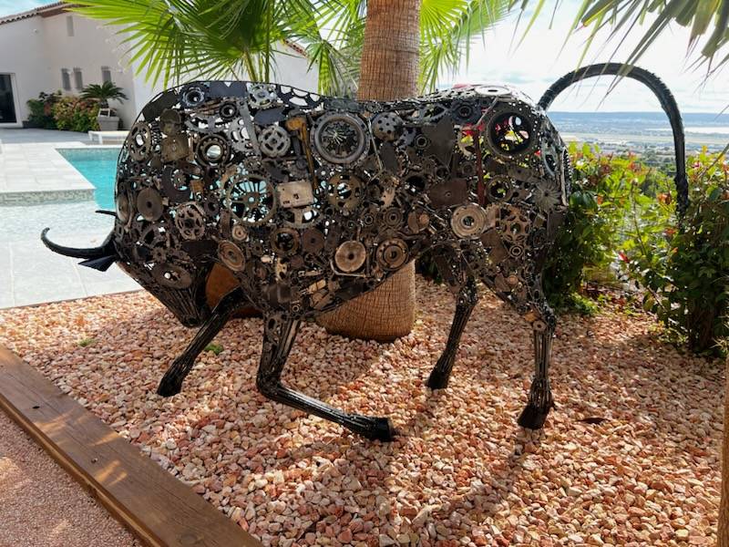 Aménagement d'un jardin paysager avec installation d'une sculpture en acier représentant un taureau à Vitrolles