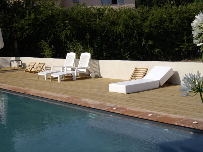 Construction d'une terrasse bois autour d'une piscine à Eguilles