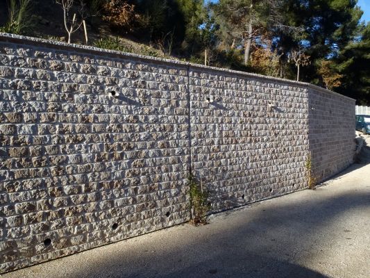 Construction d'un mur de soutènement des terres en agglo à bancher dans les Alpilles, Bouches-du-Rhône