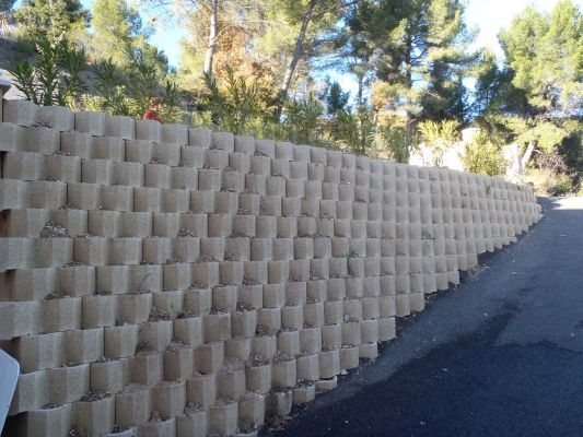 Exemple de réalisation de mur de soutènement en Bétoflors® autour d'Aix-en-Provence